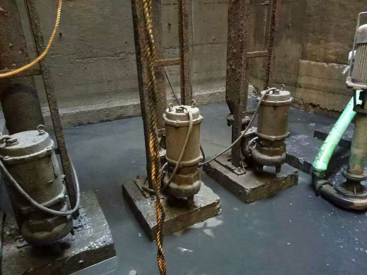 兴庆污水池清理