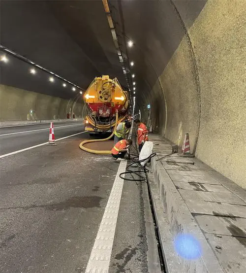 兴庆隧道排水渠清淤